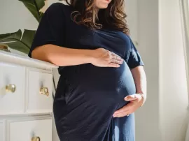 Descubre cómo saber si estás embarazada tocando tu vientre: técnicas e indicadores