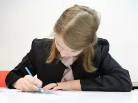 Explorando las acepciones y diferencias entre escuela y colegio según la RAE y el Latín