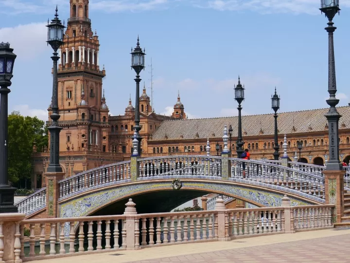 distancia entre sevilla y conil de la frontera
