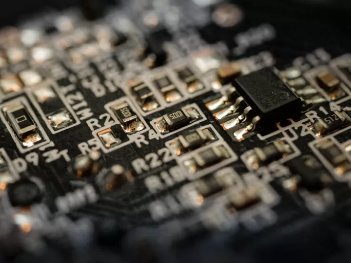 tiempo de carga de un capacitor en un circuito rc